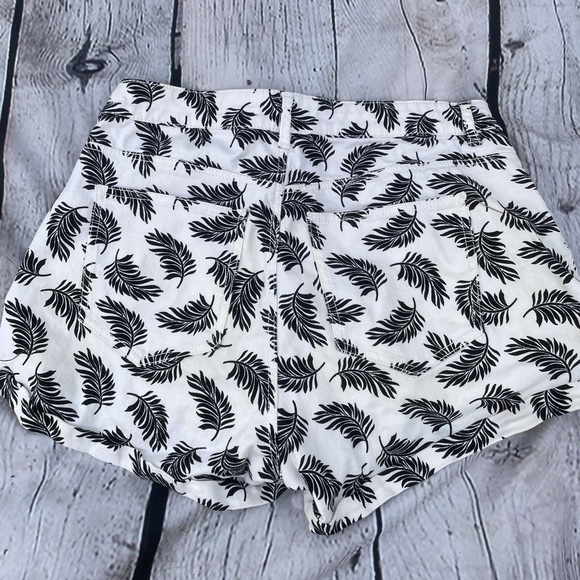 𝅺h&m Leafy Print Short Shorts - Picture 2 of 12